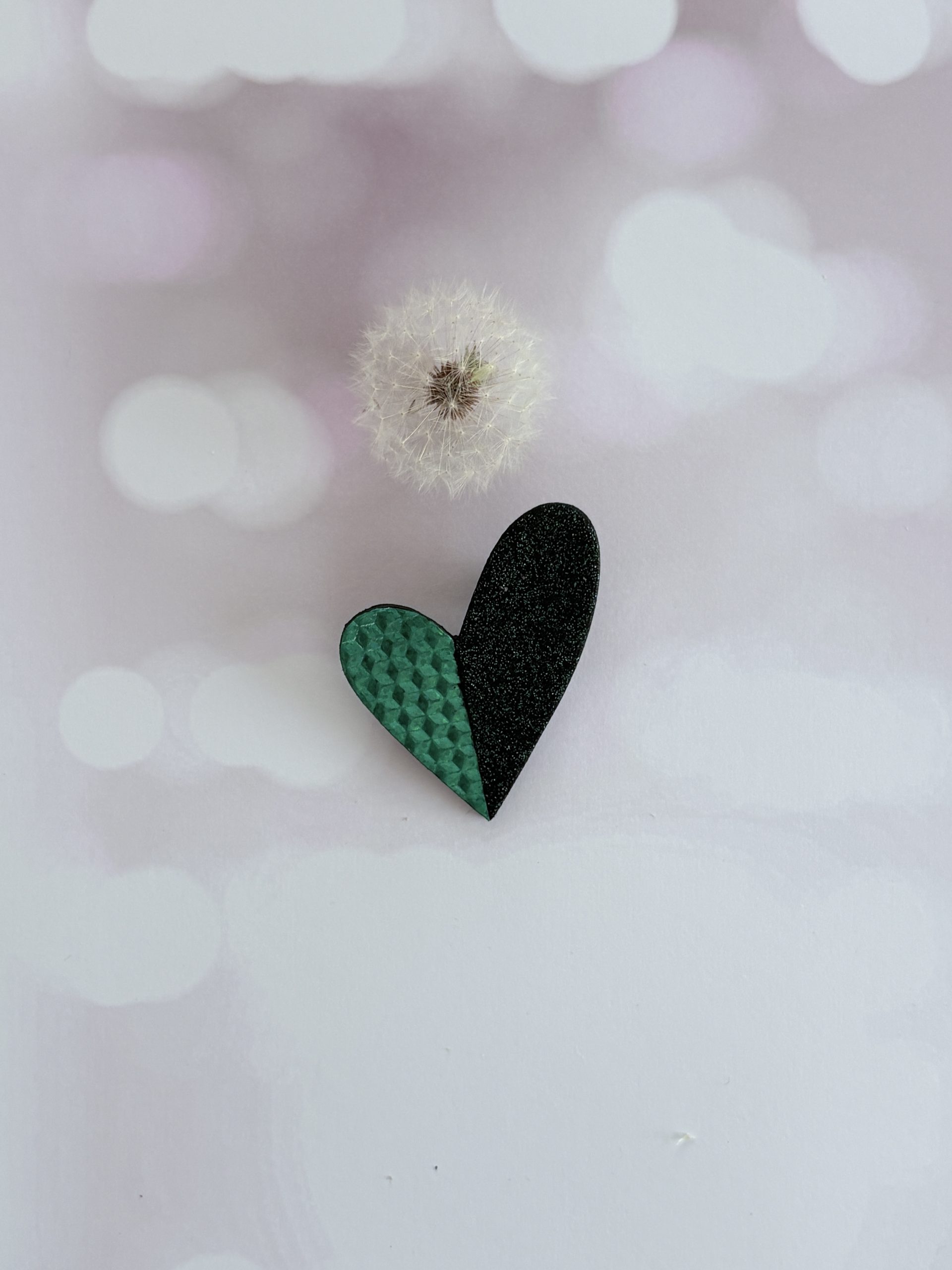 broche cœur "Be love" vert émeraude holographique et vert pailleté irisé – Image 2