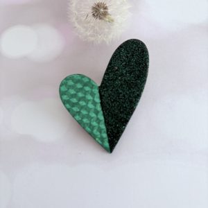 broche cœur "Be love" vert émeraude holographique  et vert pailleté irisé