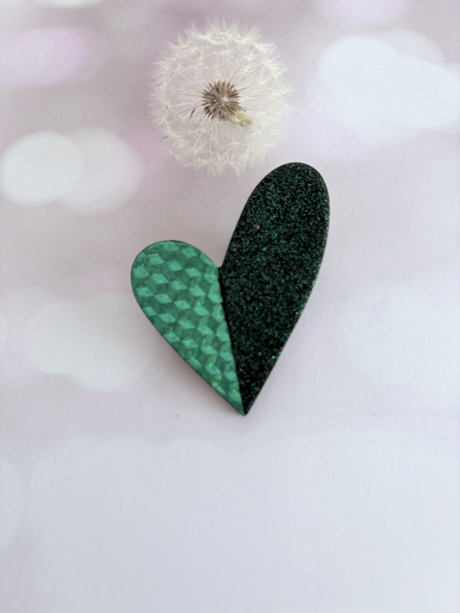 broche cœur "Be love" vert émeraude holographique et vert pailleté irisé