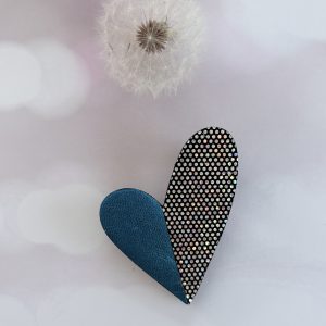 broche cœur "Be love" bleu électrique et noir holographique irisé