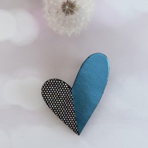 broche cœur "Be love" bleu électrique et noir holographique irisé