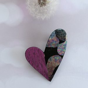 broche cœur "Be love" fuchsia, noir et irisé