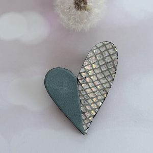 broche cœur "Be love" bleu eucalyptus et argent holographique irisé