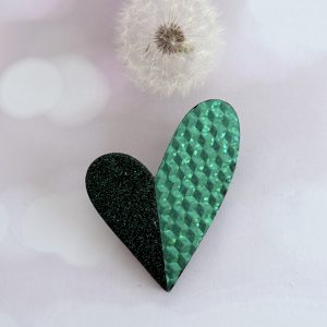 broche cœur "Be love" vert émeraude holographique et vert pailleté irisé