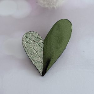 broche cœur "Be love" vert miroir et blanc pailleté vert
