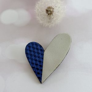 broche cœur "Be love" bleu dur holographique et gris irisé