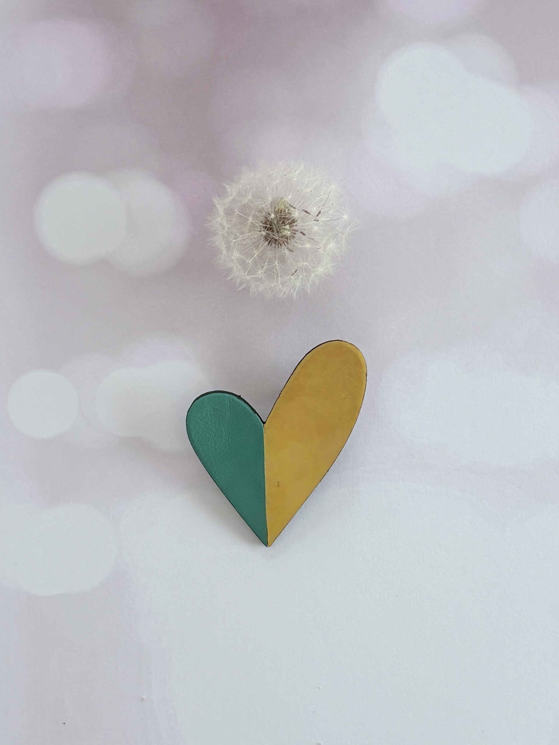 broche cœur "Be love" vert pin et jaune irisé – Image 2