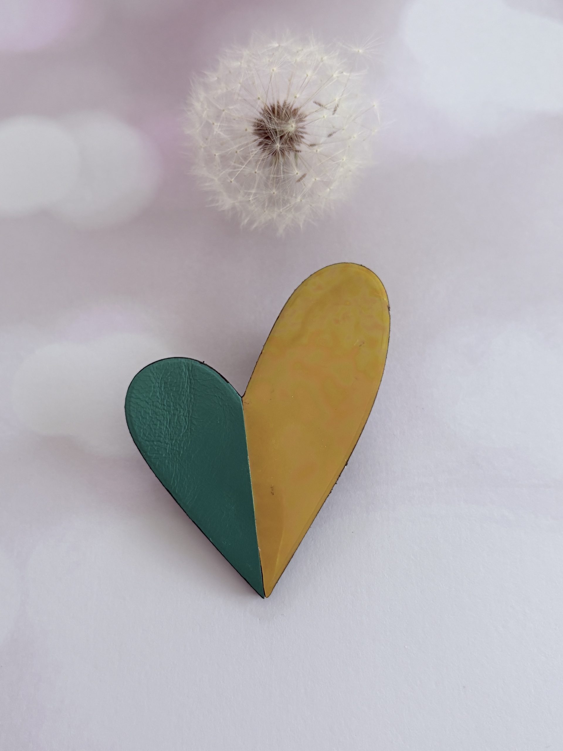 broche cœur "Be love" vert pin et jaune irisé