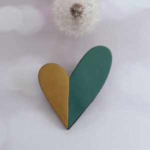 broche cœur "Be love" vert pin et jaune irisé
